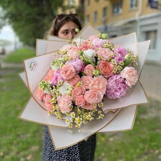 «Летний» с пионами и ромашкой