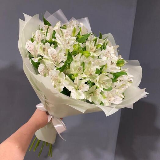 15 белых альстромерий