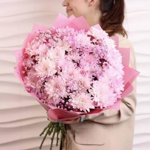 Ramo rosa de crisantemos arbustivos y gypsophila