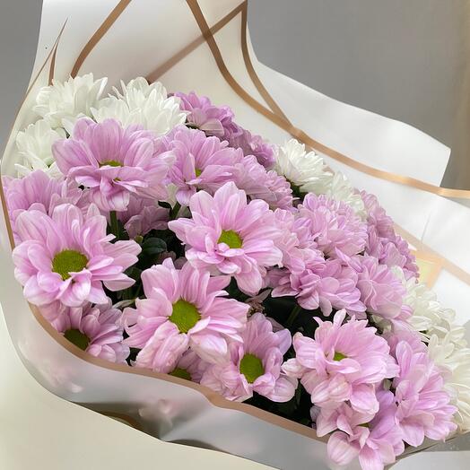Нежный букет из розовой и белой кустовой хризантемы