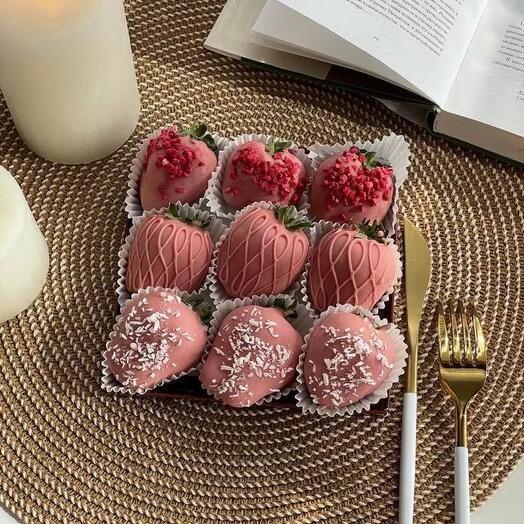 Клубничный бокс "Моти" клубника в розовом шоколаде