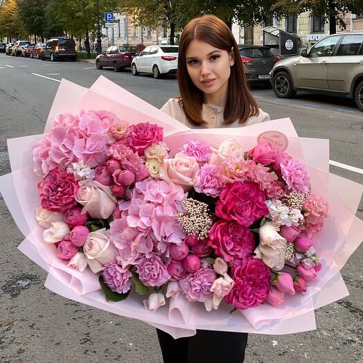 Авторский букет с гортензиями и кустовыми пионовидными розами