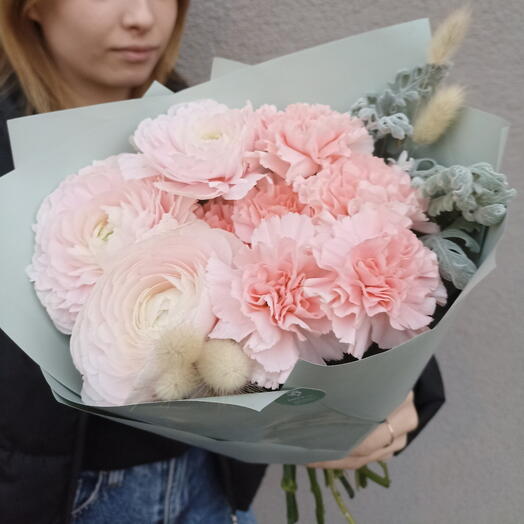 Нежный букет с лютиками (ранункулюсами) и диантусами