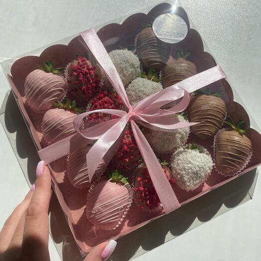 Коробочка клубники в шоколаде 16шт