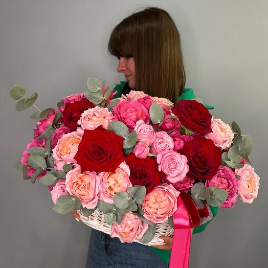 Cesta con rosas peonías, rosas rojas y eucalipto