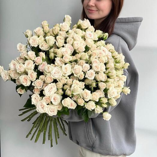 Букет из белых кустовых роз