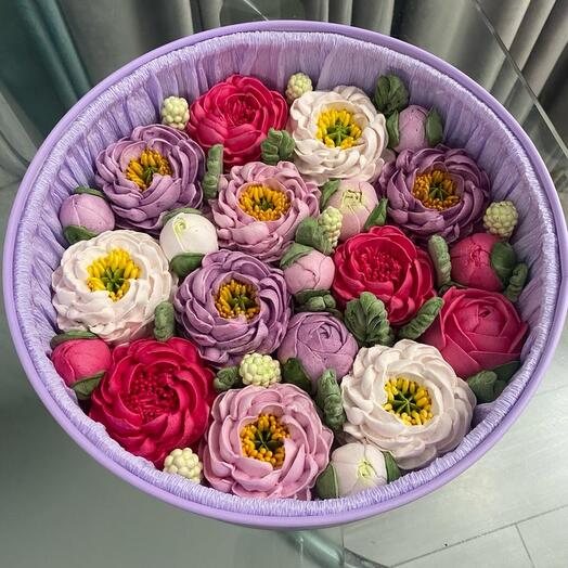 Пионы из зефира в круглой коробке
