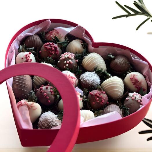 Клубника в шоколаде коробка сердце For You