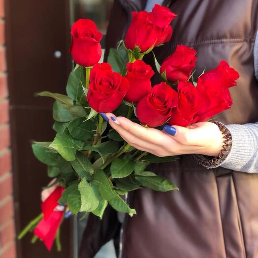 Букет из высоких роз под ленту