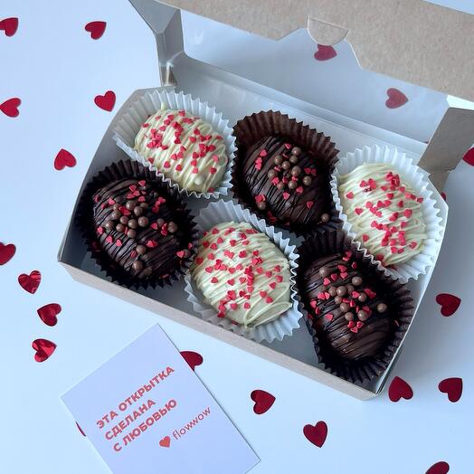 Пирожные картошка в праздничном оформлении с сердечками в подарок