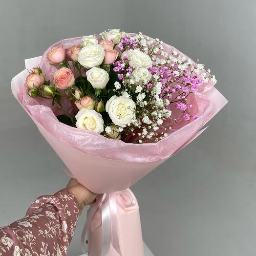 Bouquet of 3 bush roses and gypsophila