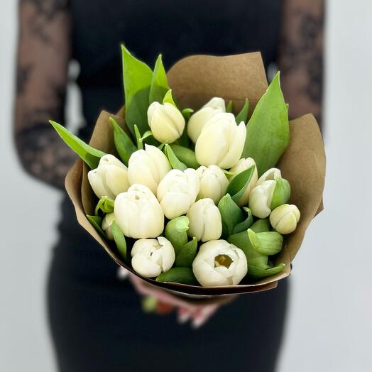 15 белых тюльпанов