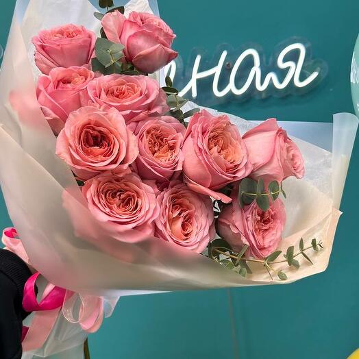 Букет из пионовидной розы с эвкалиптом