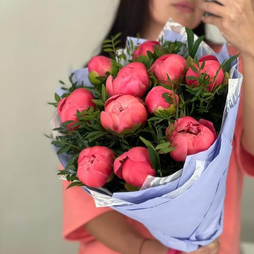 Букет с коралловыми пионами