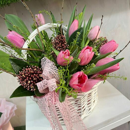 Корзина с тюльпанами