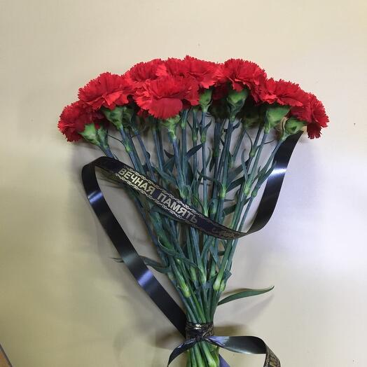 Красные гвоздики