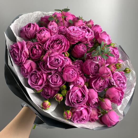 Шикарный букет из 17 пионовидных кустовых роз Мисти Бабблз (пион роз) и эвкалипта