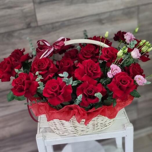 Цветы в корзине ажурные розы