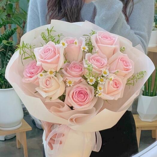 Bouquet of pink roses and chamomile