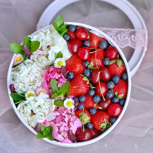 Коробка с пионами, клубникой и ягодами