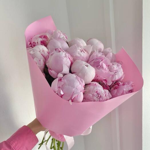 Нежные розовые пионы