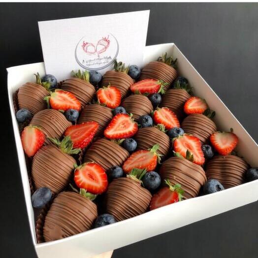 Клубника в шоколаде «Лето в коробке» (16-25шт)