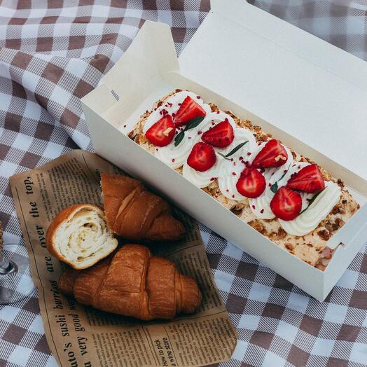 Меренговый рулет с ягодой сезонной, рулет на День матери