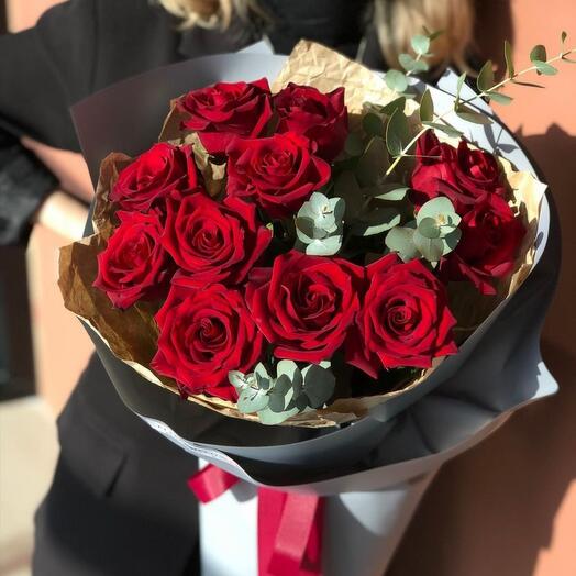 Букет алых роз