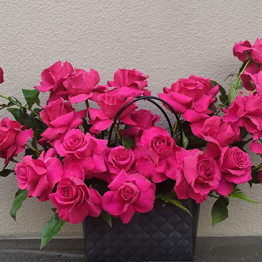 Pink blossom: 30 Stems Of Fuchsia Pink Roses In A Black Bag