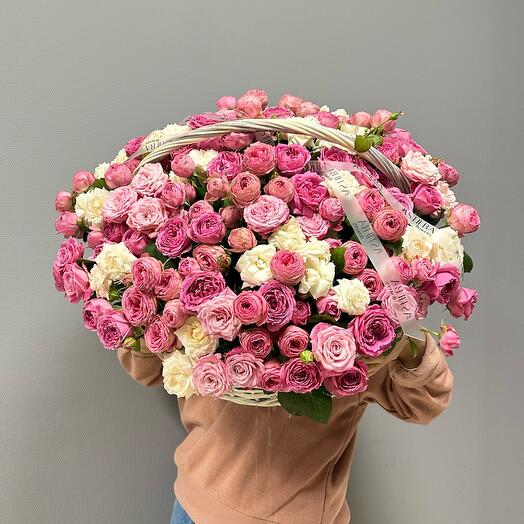 Кустовые розы в большой корзине пионовидные кустовые розы