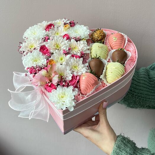 Цветы в коробке сердце с клубникой