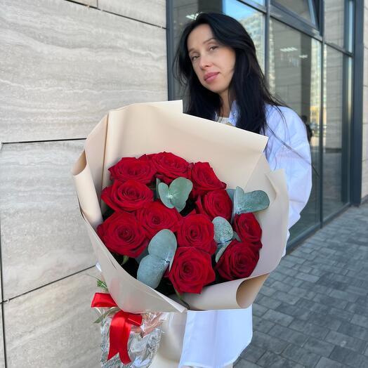 Букет из 11 красных роз с эвкалиптом в авторской упаковке