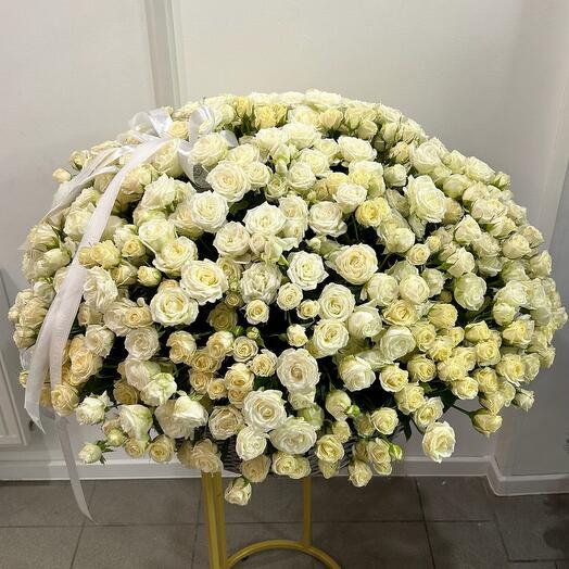 Корзина с цветами 151 роза кустовая пионовидная