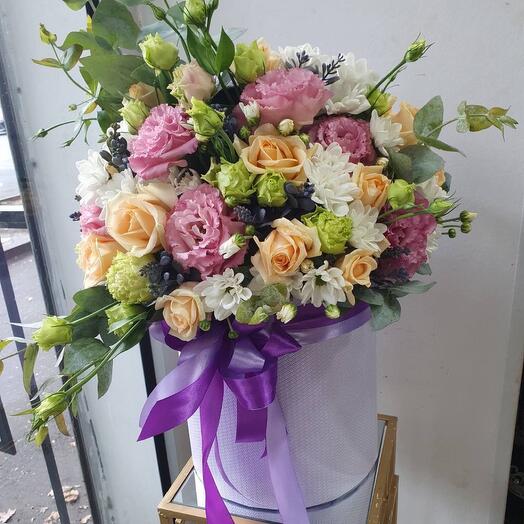 Цветы в коробке с лизиантусами