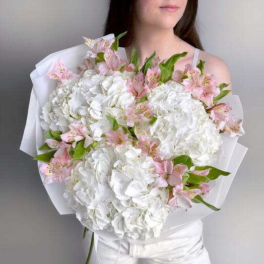 Нежный букет белые гортензии и альстромерия