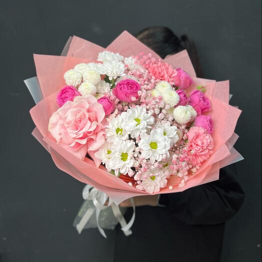 Букет микс с малиновой пионовидной розой и хризантемой ромашка