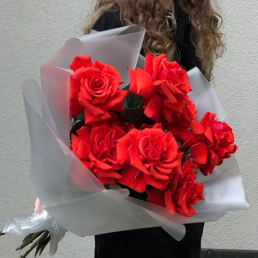 Букет из алых красных французских роз