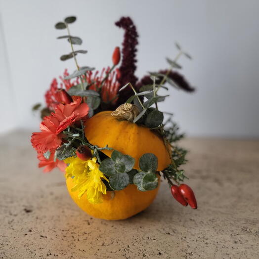 Arreglo floral dentro de mini calabaza