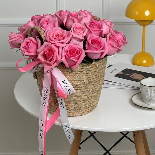 Корзина ротанг с 25 розами в розовом оттенке