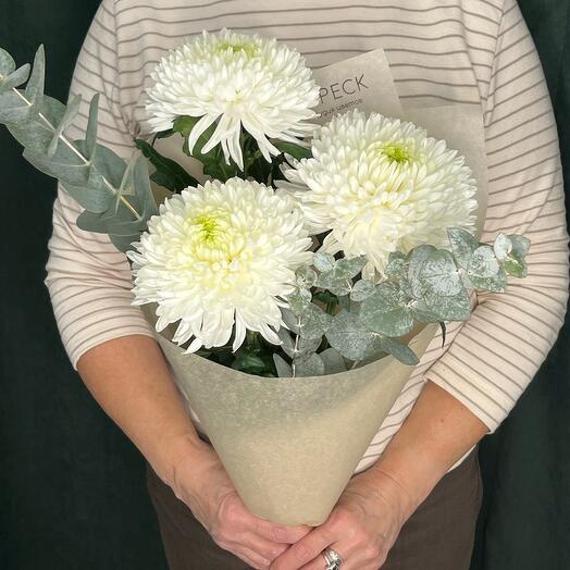 Букет из хризантем с ароматным эвкалиптом ( 3 штуки)