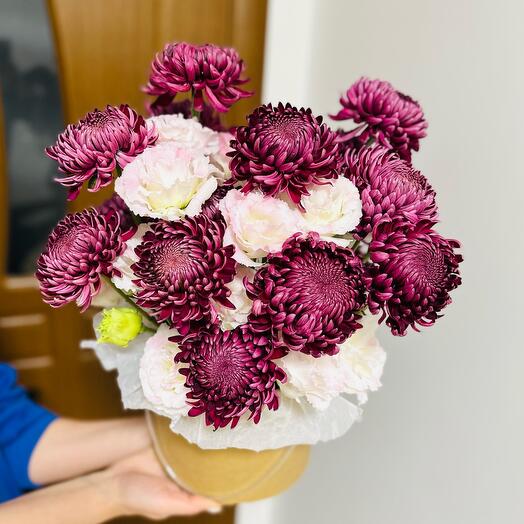 Хризантемы бигуди Лизиантусы в коробке