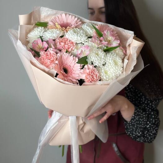 Ramo con gerberas, Dianthus, crisantemos arbustivos y alstroemeria