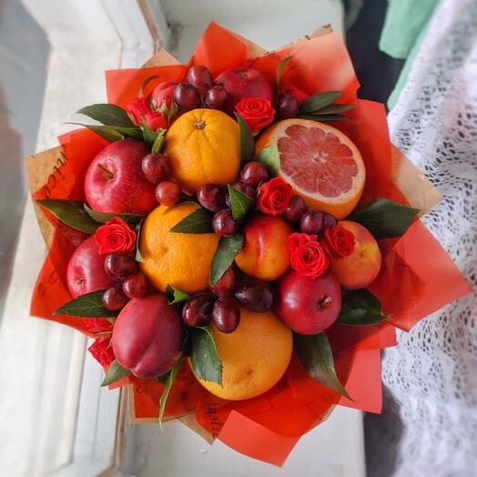 Фруктовый букет из красных яблок, апельсинов, нектаринов, сливы, грейпфрута и красного винограда