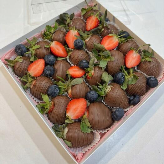 Клубника в шоколаде с голубикой "Dream"