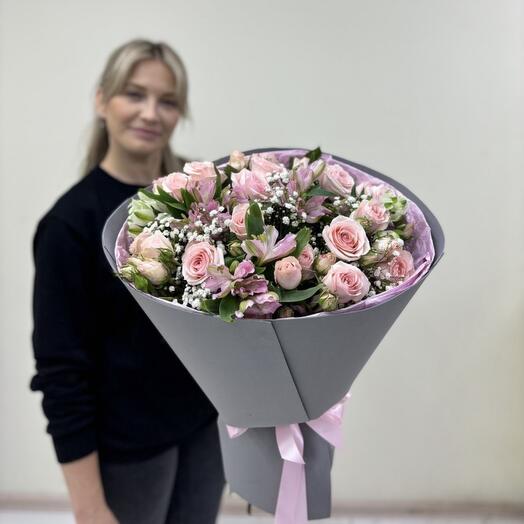 Букет из кустовой розы Эквадор, альстромерии, гипсофилы
