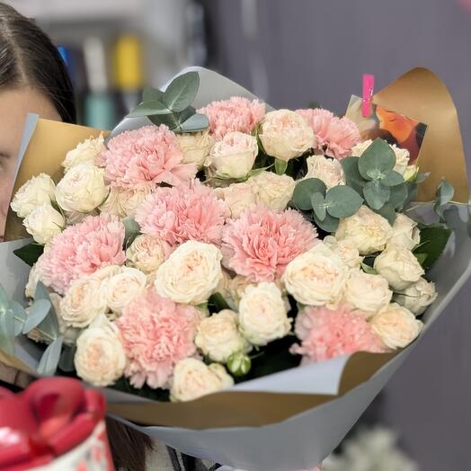Букет из кустовых роз и диантусов
