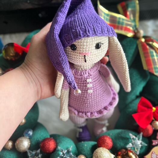 A knitted bunny in a hat
