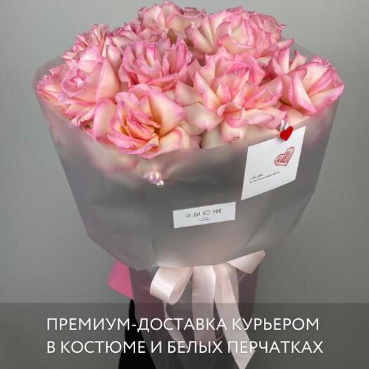 Вывернутые эквадорские нежно-розовые розы в матовом оформлении