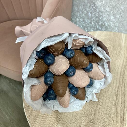 Букет из клубники и голубики