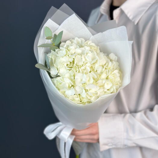 Букет-комлимент из белой гортезии и веточек эвкалипта